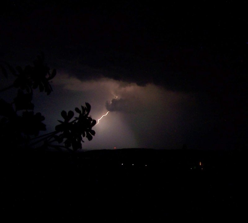 Der Donner macht nen mords Krawall doch ist dabei der Witz,
das er nun nicht die Arbeit schafft, sondern halt der Blitz.