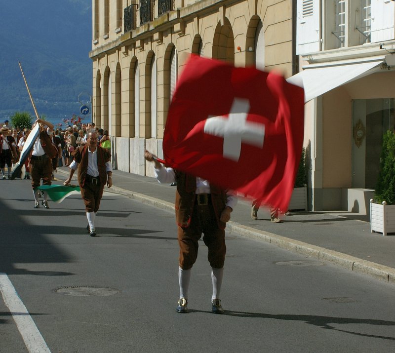 Fahnenschwinger beim Umzug in Vevey, anl�sslich des zehnj�hrigen Jubil�ums des Fete des Vignerons von 1999.
(28.08.2009)