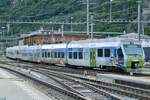 Die BLS NINA RABe 525 015 mit Gurten Vollwerbung am 7.8.23 im Bahnhof Brig.