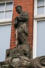  Wann  f�hrt der n�chste Zug?  Genau auf Grund dieser Frage scheint die steinerne Figur am L�becker Hbf zum seinem dicken Fahrplan zu greifen.