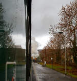 Unterwegs mit dem „Lößnitzdackel“  bzw. mit der Lößnitzgrundbahn, hier hält am 07.12.2022 unser Zug, gezogen von der sächsischen VII K (Altbau) 99 1761-6,  bei km 1,6 an dem Haltepunkt Weißes Roß. 

Die Schmalspurbahn Radebeul Ost - Moritzburg - Radeburg ist eine sächsische Schmalspurbahn in der Spurweite von 750 mm außerhalb der sächsischen Landeshauptstadt Dresden. Für die Strecke wird heute auch die 1998 vergebene Marketingbezeichnung Lößnitzgrundbahn verwendet. Umgangssprachlich wird sie dagegen meist als Lößnitzdackel (kurz auch Dackel) oder früher Grundwurm bezeichnet.
