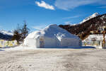 Das SRF Sport Schneehaus/Iglu beim RhB Bahnhof St.