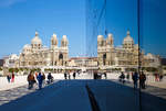 Gleich zweimal....
Die Kathedrale von Marseille (Cathédrale Sainte-Marie-Majeure de Marseille, meist Cathédrale de la Major) am 26.05.2015.
Rechts spiegelt sie sich in der Glasfassade vom MuCEM (Musée des Civilisations de l’Europe et de la Méditerranée,  deutsch Museum der Zivilisationen Europas und des Mittelmeers)

Die Kathedrale die Bischofskirche der römisch-katholischen Erzdiözese Marseille. Das ab 1852 erbaute monumentale neoromanisch-byzantinische Gotteshaus steht am Westrand der Altstadt oberhalb des Quai de la Joliette. Entworfen wurde es von Léon Vaudoyer und Henri-Jacques Espérandieu. Bei seiner Vollendung 1896 erhielt es den Titel einer Basilica minor.
