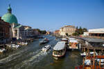 Blick der �ber den Canal Grande �berspannenden Scalzi-Br�cke (Ponte degli Scalzi) am 24.07.2022.

Rechts das Empfangsgeb�ude vom Bahnhof Venezia Santa Lucia davor liegt die Haltestelle Ferrovia die von Vaporetto (Wasserbusen) und Motoscafi (Wasser-Taxi) bedient werden. An der Haltestelle halten Linien ACTV. Unweit (400 m) in s�dlicher Richtung der Piazzale Roma mit dem Omnibusbahnhof und der Stra�enbahnhaltestelle. 

Links die Kirche San Simeone Piccolo.