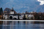 Gmunden am Traunsee am 14 Januar 2025, Blick von aufs Seeschloss Ort bekannt durch die Fernsehserie Schlosshotel Orth der 1990er Jahre. 

Vielleicht ist es das Schloss Ort, was uns ein kleines Gef�hl „Genfersee“ einhaucht, aber auf alle F�lle hat die Stadt ein ganz besonderes Flair. 