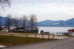 Blick von Attersee über den Attersee 14 Januar 2025. Hier im Januar ist der Ort nicht gerade so einladend, aber wir denken im Frühjahr und Sommer sieht das ganz anders aus, dann fahren auch wieder die Schiffe hier links von der Anlegestelle.

Die Gemeinde Attersee liegt auf 496 m Höhe am Westufer des Attersees. Mit der Atterseebahn erreicht man von Vöcklamarkt mit der Bahn sehr gut den Ort.

Der Attersee ist ein See im oberösterreichischen Teil des Salzkammergutes im Bezirk Vöcklabruck und liegt auf 469 m ü. A. Der Ablauf des Attersees ist die Ager, die über die Traun in die Donau entwässert. Mit über 46 km² Wasserfläche ist er der größte ganz in Österreich liegende See. Mit 169 Metern ist er nach dem Traunsee der zweittiefste See in Österreich und wird beim Wasservolumen von fast 4 Milliarden Kubikmetern nur vom (gesamten) Bodensee übertroffen. Am Atterseeufer befinden sich Überreste jungsteinzeitlicher Pfahlbausiedlungen, die Teil der UNESCO-Welterbestätte Prähistorische Pfahlbauten um die Alpen sind.
