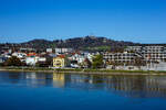 Blick bei der Nibelungenbrücke in Linz am 04 April 2025 über die Donau auf den 539 m hohen Pöstlingberg, worauf die barocken Wallfahrtskirche Pöstlingberg thront. 

Er ist ein beliebtes Ausflugsziel mit der Pöstlingbergbahn, mit der Aussichtsplattform auf die Stadt Linz, der barocken Wallfahrtskirche Pöstlingberg und der Linzer Grottenbahn. 