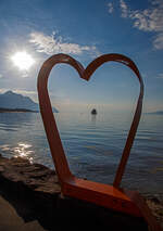 Blick durch das Herz am Genfersee (Le Léma) in Villeneuve, auf die Île de Peilz am 07 September 2023. 