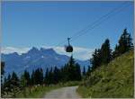 W�hrend die Mountainbikefahrer die Gondelbahn nutzen, geniessen wir den Wanderweg auf die Berneuse(2045 m.�.M).