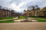 Karlsbad (Karlovy Vary) am 18.04.2023, der Blick vom Spa 5 �ber den davor befindlichen Park in Richtung Zentrum.