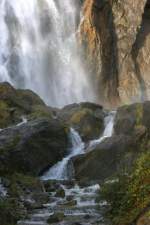 Wasser tost in der Tiefe an und sucht sich danach seinen Weg.