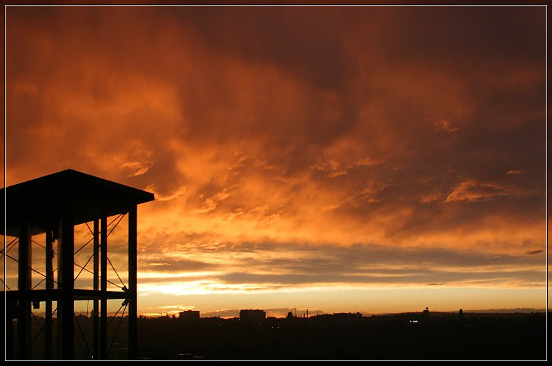 Wolkenhimmel, im Licht eines Sonnenunterganges. Aufgenommen habe ich das Bild vor unserer Haust�re auf dem Laubengang. (Matthias)